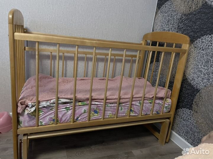 Кровать детская с маятником