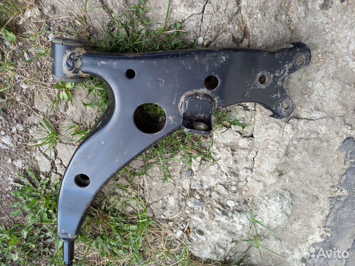 Продается рычаг правый передний для тойота Рав-4 1
