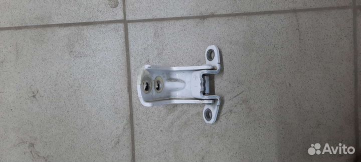 Петля двери зад. Л. нижн. Nissan X-Trail(T32) 2015