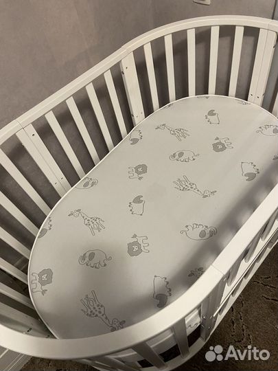Детская кроватка с маятником белая