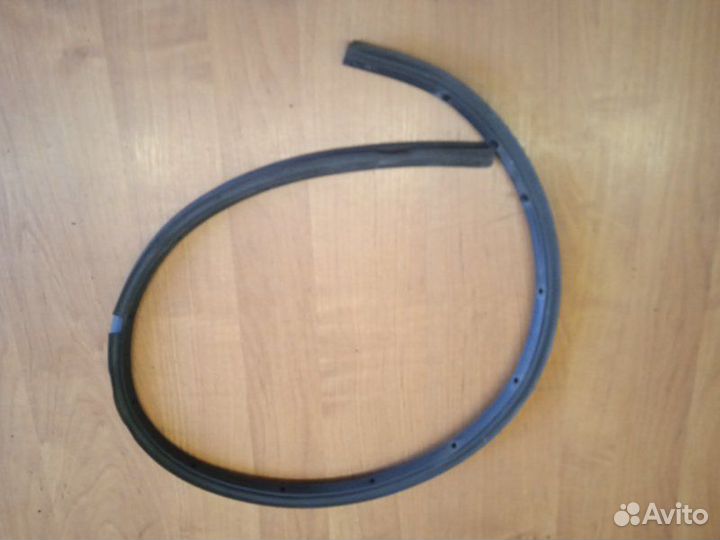 Уплотнитель двери нижний задний левый Volkswagen