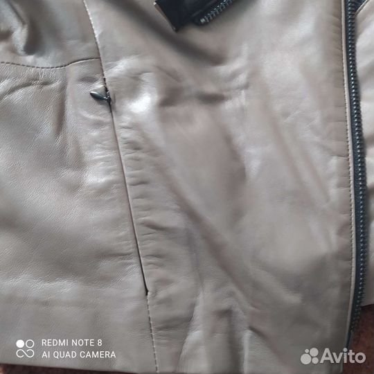 Короткая женская кожаная курточка