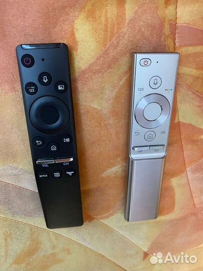 Металлический и черный пульт Samsung