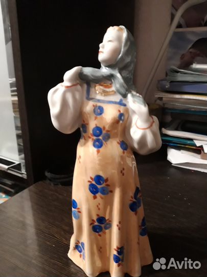 Фарфоровая статуэтка