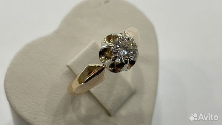 Золотое кольцо с бриллиантом
