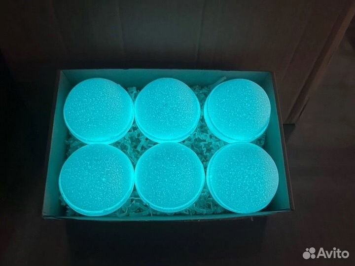 Бомбочка светится под водой