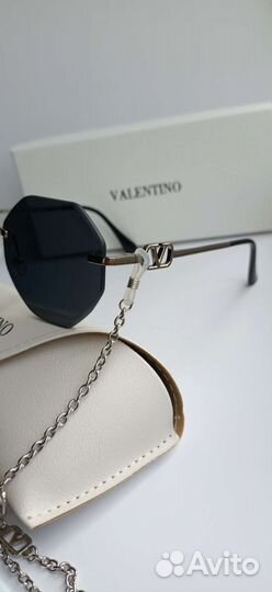 Очки Valentino с цепочкой