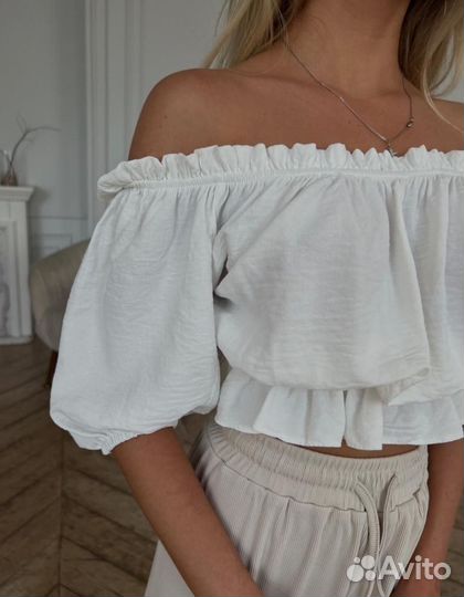 Кроп топ с открытыми плечами 46 белый