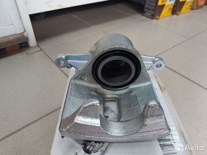 Суппорт тормозной передний левый toyota