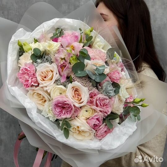 Нежный букет цветов с пионовидными розами