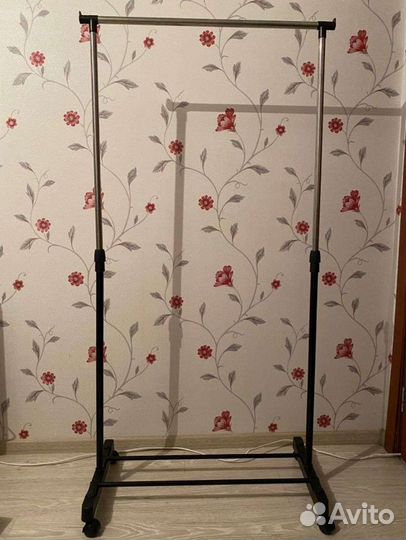 Вешалка напольная на колесиках
