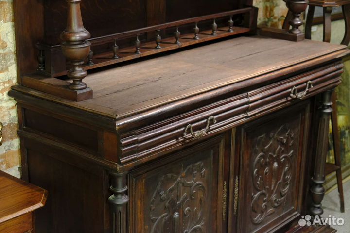 Дубовый резной буфет