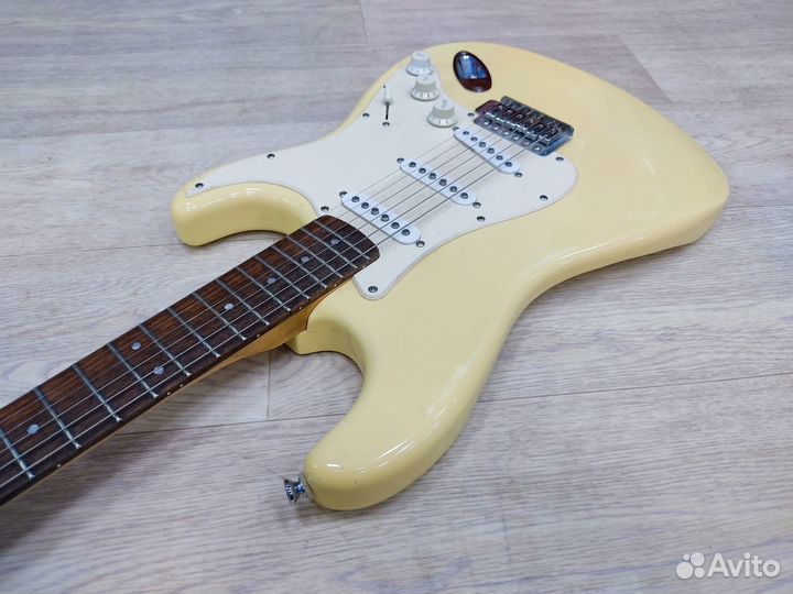 Электрогитара Fender Squier Bullet Strat Белый