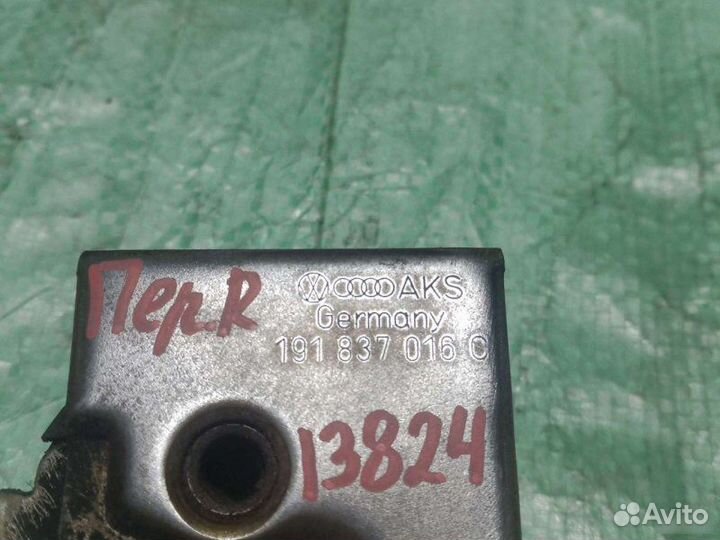 Замок двери передний правый Volkswagen Golf 2