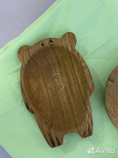 Большая скатерть и деревянные блюда