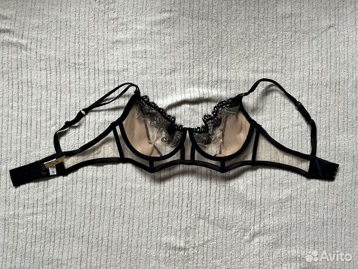 Телесный с черным бюстгалтер бренда 