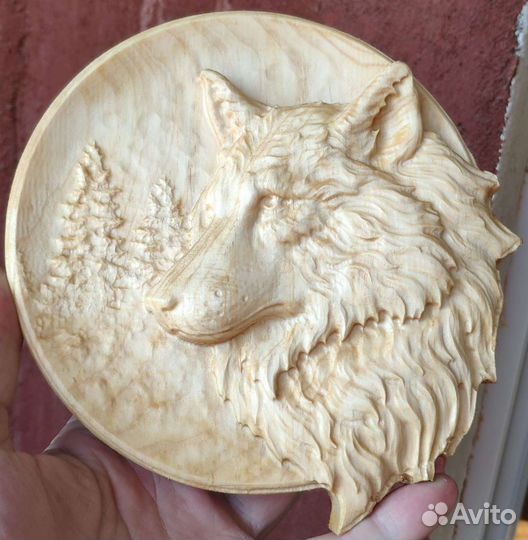 Резное панно из дерева