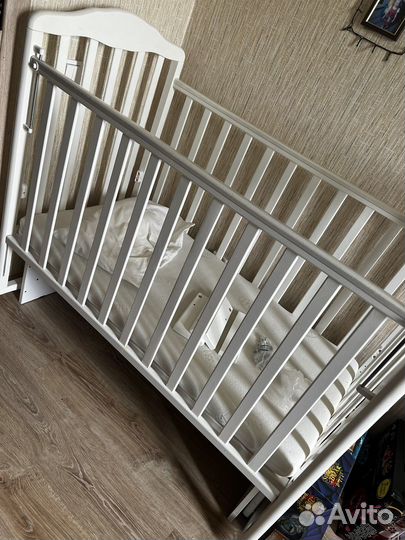 Детская кроватка с маятником