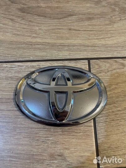 Эмблема задняя Toyota Land Cruiser Prado 150 С