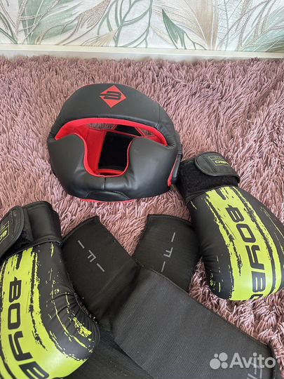 Боксерские перчатки шлем и зашита