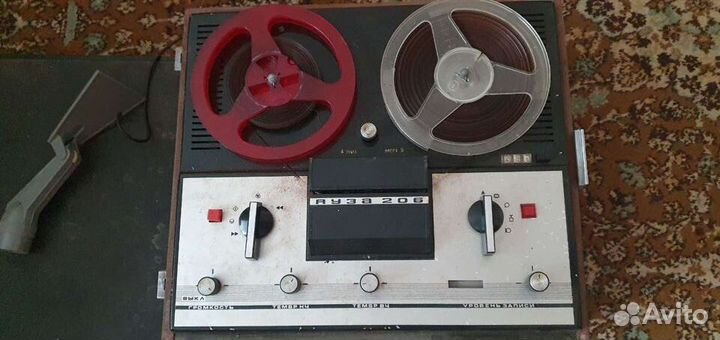 Катушечный магнитофон с микрофоном
