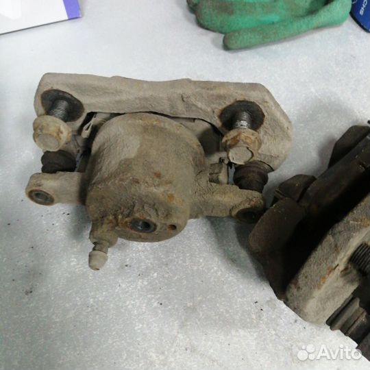 Суппорт передний со скобой. Правый и левый