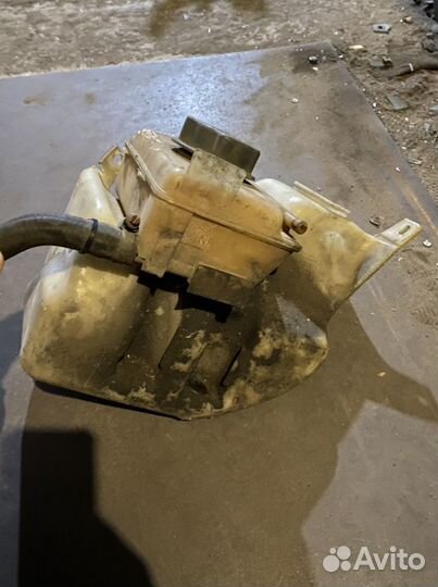 Бачок омывателя и расширительный volvo 440