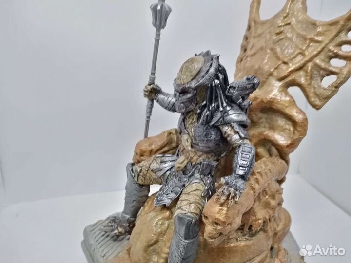 Фигурка хищника