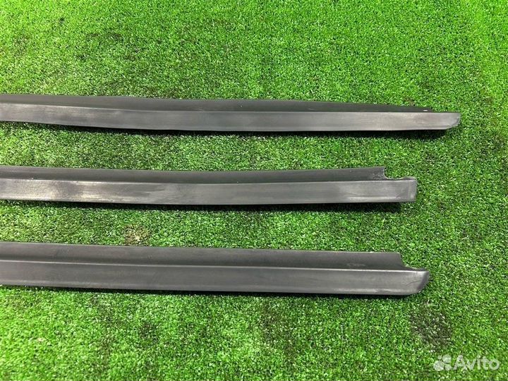 Бархотка двери наружная Nissan Terrano D10 F4RE410