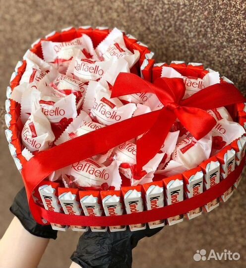 Сладкий букет из конфет Rafaello+ мыльные розы