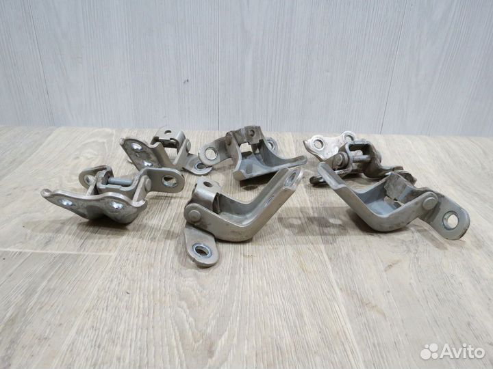 Петля двери Kia Rio 3