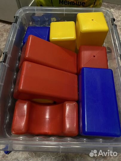 Конструктор и кубики с буквами