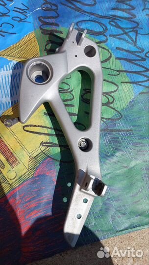 Правый кронштейн подножек honda varadero XL 1000