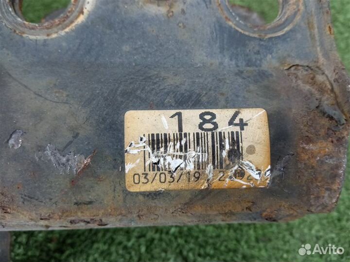 Стойка подвески передняя правая Toyota Noah AZR60