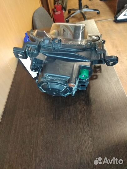 Продам фару переднюю правую на Jeep Cherokee