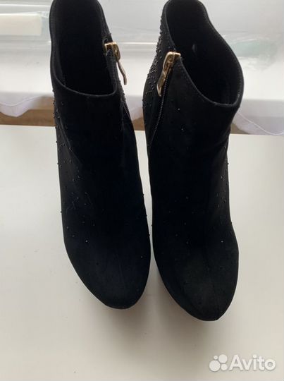 Ботильоны на танкетке