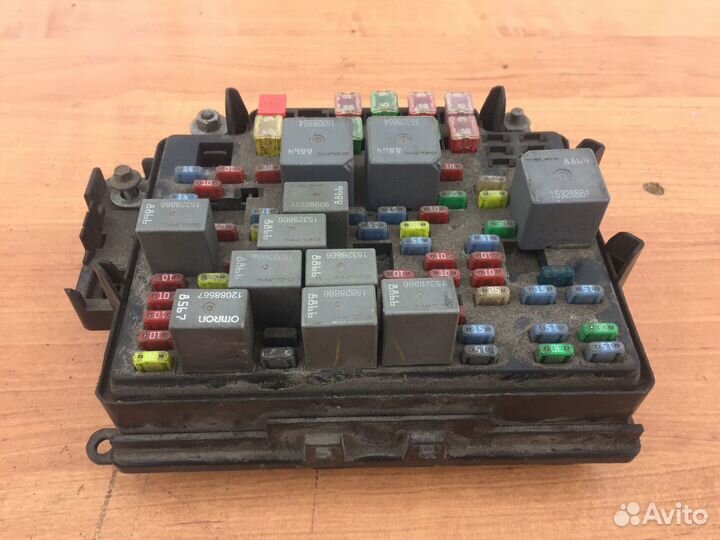 Подкапотный блок предохранителей Hummer H2 2004