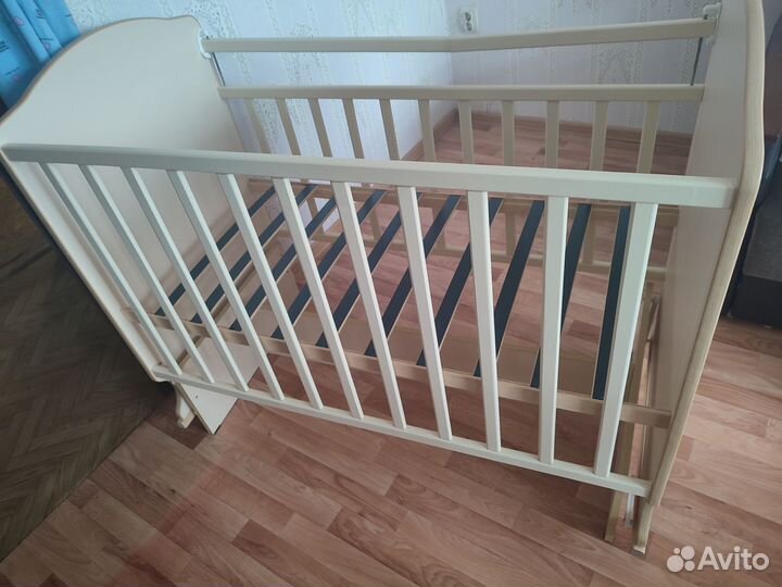 Детская кроватка с маятником
