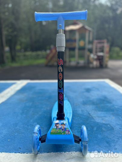 Самокат детский трехколесный новый