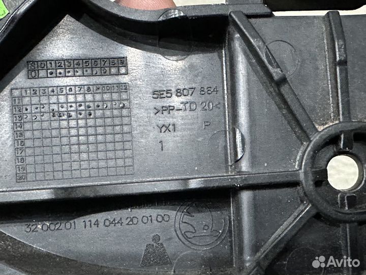 Направляющая заднего бампера Skoda Octavia A7