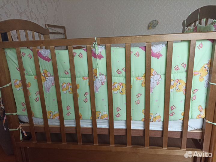 Детская кроватка с маятником и ящиком