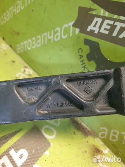 Поводок стеклоочистителя левый Volkswagen Golf 3