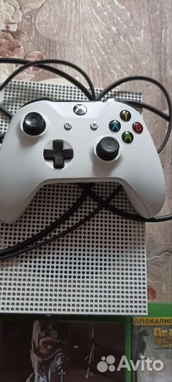 Xbox One s с 5-ю дисками и двумя джойстиками
