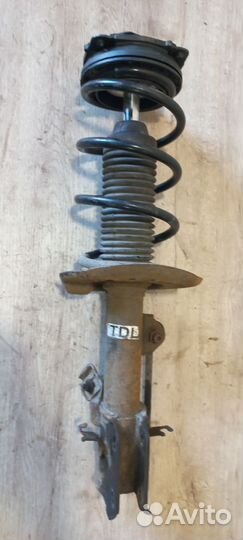 Стойка амортизаторная левая nissan Juke f15