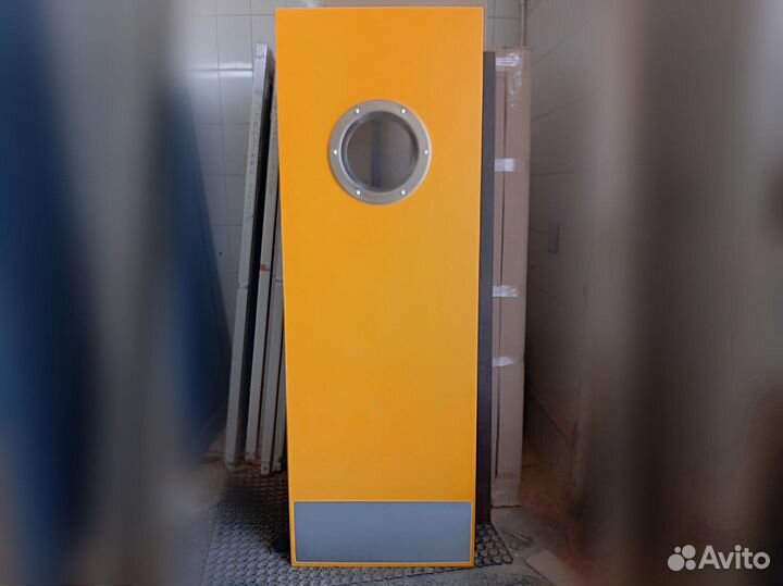 Дверь маятниковая на барных петлях