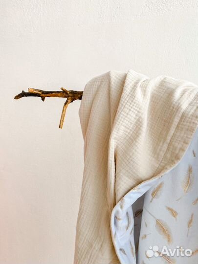 Плед из муслина и плюша с золотыми перьями