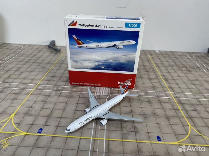 Модель самолета 1/500 боинг 777 филипинский