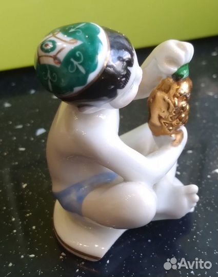 Фигурка фарфоровая.Мальчик с виноградом.лфз