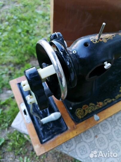 Ручная швейная машинка 1970х годов