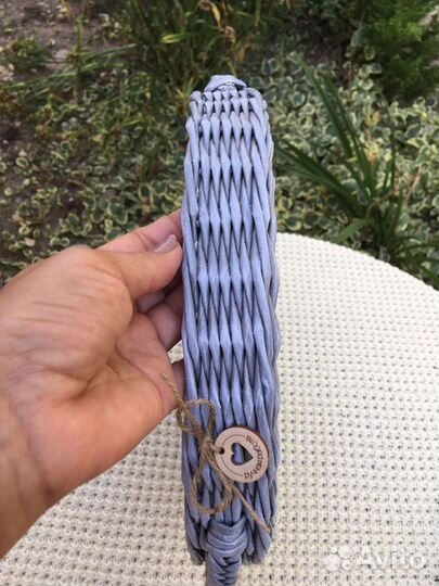 Плетеный поднос из бумажной лозы